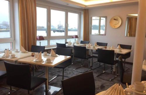 Finkenwerder Hotel | Inviting Hotel AM ELBUFER with Breakfast & Great Reviews