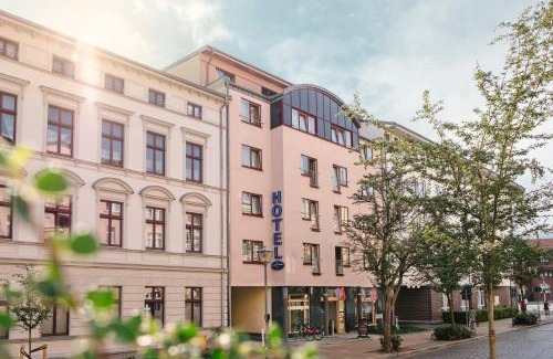 Tribseer Vorstadt Hotel | Pet-Friendly Hotel am Jungfernstieg with Hot Tub Access