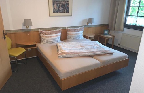 Zeitz Hotel | Comfortable Hotel am Neumarkt - Family & Pet Friendly Stay
