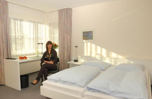 Dinslaken Hotel | Inviting Hotel am Park: Family-Friendly with Delicious Dining