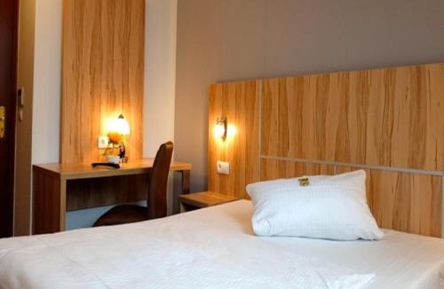 Innenstadt Hotel | Family-Friendly Stay at Hotel am Schelztor with Breakfast