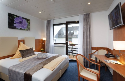 Harleshausen Hotel | Discover Comfort at Hotel Am Sonnenhang with Spa & Breakfast