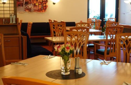 Erkelenz Hotel | Relax at Hotel am Weiher: Pet-Friendly with Pool & Dining