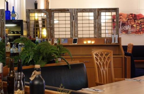 Erkelenz Hotel | Relax at Hotel am Weiher: Pet-Friendly with Pool & Dining