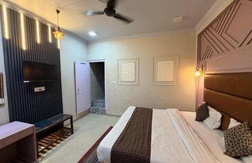 The Mall Road Hotel | Hotel Amar