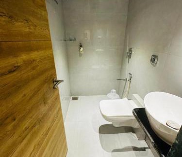 Andheri West Hotel | Budget-Friendly Hotel Amber Paramount with Family Dining
