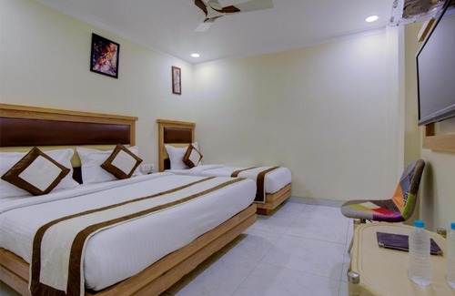 Paharganj Hotel | Welcoming HOTEL AMBIENCE INN Near Rk Asharam Metro Station