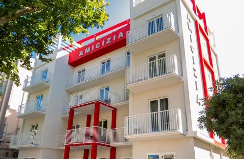 Marina Centro Hotel | Hotel Amicizia: Relaxing Oceanfront Escape with Private Beach