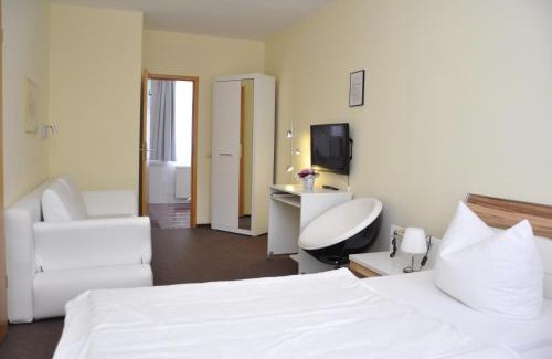Meiningen Hotel | Comfortable Stay at Hotel An der Kapelle with Pool & Dining