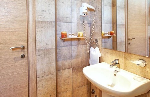 Kastoria Hotel | Budget-Friendly Stay at Hotel Anastassiou with Great Amenities