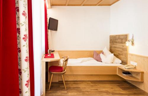 Neustift Im Stubaital Hotel | Discover Hotel Angelika: Pet-Friendly Retreat with Hot Tub