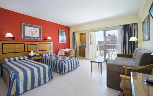 Fuengirola City Centre Apartment | Pet-Friendly Hotel Apartamentos Pyr Fuengirola with Pool