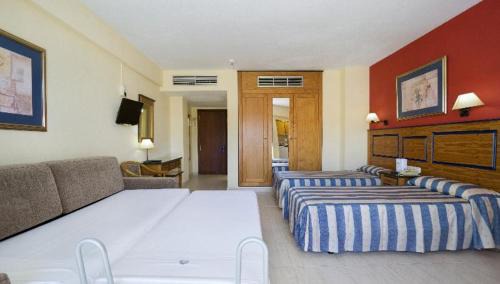 Fuengirola City Centre Apartment | Pet-Friendly Hotel Apartamentos Pyr Fuengirola with Pool
