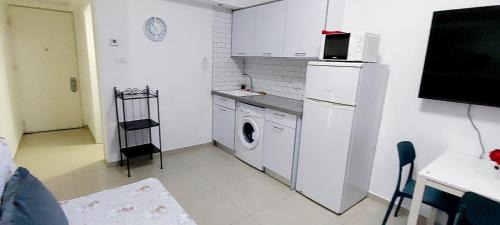 Bat Yam Apartment | Relaxing Getaway at Hotel Apartment Colony Beach Tel Aviv