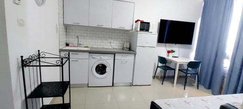 Bat Yam Apartment | Relaxing Getaway at Hotel Apartment Colony Beach Tel Aviv