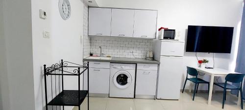 Bat Yam Apartment | Relaxing Getaway at Hotel Apartment Colony Beach Tel Aviv