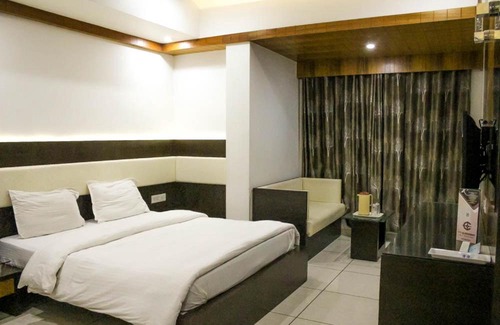 GIDC Hotel | Budget-Friendly Hotel Apex Inn with Breakfast & Family Amenities