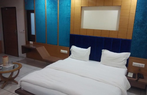 GIDC Hotel | Budget-Friendly Hotel Apex Inn with Breakfast & Family Amenities