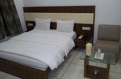 GIDC Hotel | Budget-Friendly Hotel Apex Inn with Breakfast & Family Amenities