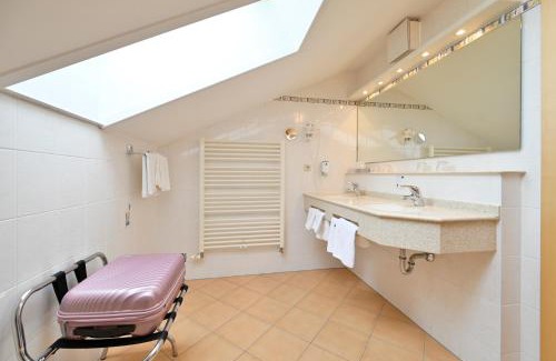 Regensburg Hotel | Discover Hotel Apollo Garni: Oceanfront Bliss Awaits