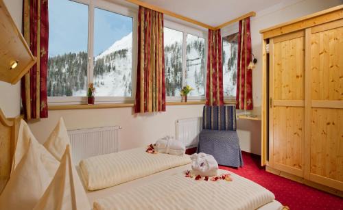 Obertauern Hotel | Pet-Friendly Retreat at Hotel & Appartement Auerhahn