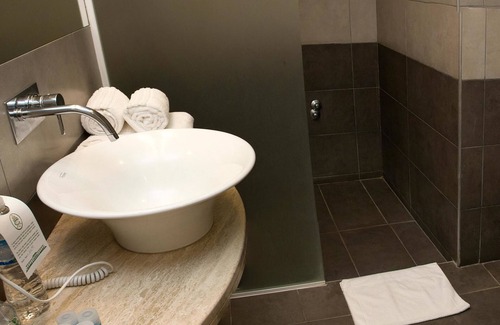 San Nicolas de los Arroyos Hotel | Relax at Hotel Colonial San Nicolás with Pool & Spa Amenities