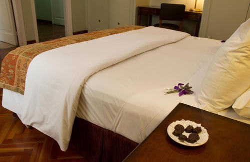 San Nicolas de los Arroyos Hotel | Relax at Hotel Colonial San Nicolás with Pool & Spa Amenities