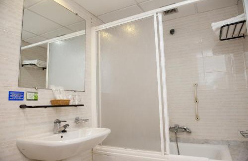 Santander Hotel | Discover Hotel Arha Santander: Pet-Friendly with Breakfast
