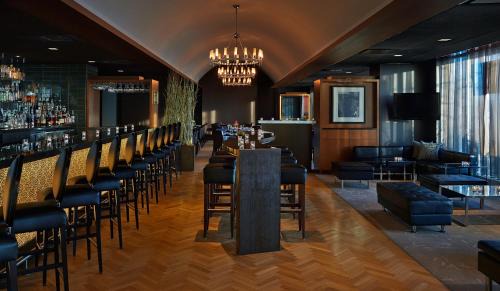 Naperville Hotel | Discover Hotel Arista: 4-Star Stay with Breakfast Included