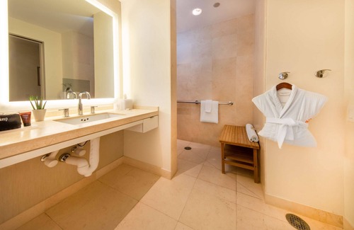 Naperville Hotel | Discover Hotel Arista: Eco-Friendly Escape with Spa Access