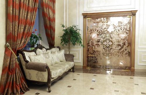 Sukhinovka Hotel | Delightful Hotel Aristokrat: Rated 9/10 with Hot Tub Access
