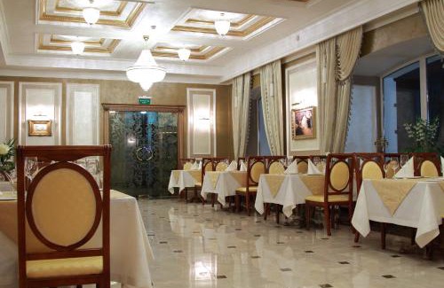Sukhinovka Hotel | Delightful Hotel Aristokrat: Rated 9/10 with Hot Tub Access