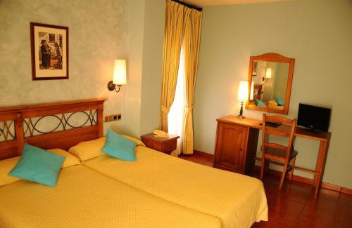 Escalona Hotel | Discover Hotel Arnal: Family-Friendly with Top Amenities