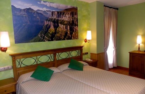 Escalona Hotel | Discover Hotel Arnal: Family-Friendly with Top Amenities