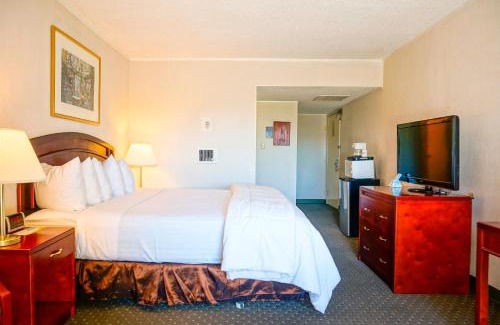 Cortez Hill Hotel | Convenient Days Inn by Wyndham San Diego Near Convention Center