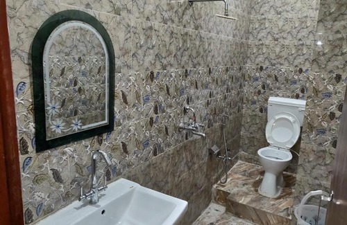 Varanasi Hotel | Budget-Friendly Hotel Ashiyana Palace with Breakfast & Accessibility