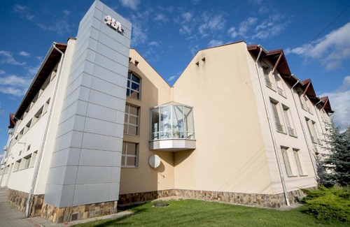 Targu Secuiesc Hotel | Comfortable Stays at Hotel Atrium with Family-Friendly Amenities