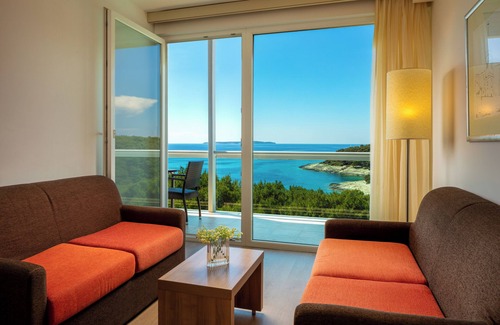 Cove Murtar Hotel | Discover Comfort at Hotel Aurora: 4-Star with Pool & Spa
