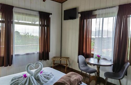 Arenal Hotel | Pet-Friendly Hotel Aurora Inn with Pool in Nuevo Arenal