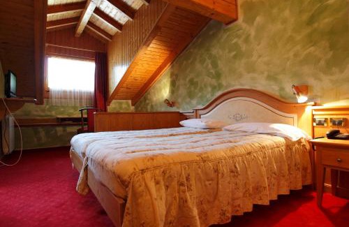 Cimego Hotel | Pet-Friendly Hotel Aurora with Oceanfront Pool & Spa