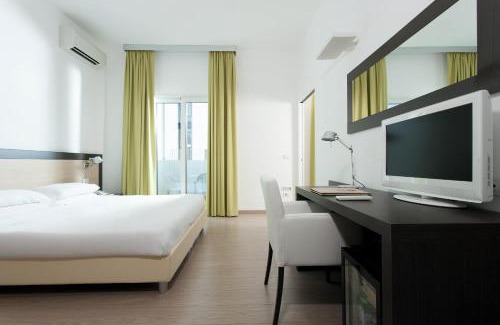 Lido di Jesolo Hotel | Hotel Aurora: Oceanfront Bliss with Spa and Pool Access
