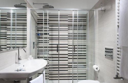 Lido di Jesolo Hotel | Hotel Aurora: Oceanfront Bliss with Spa and Pool Access