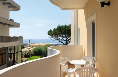 Lido di Jesolo Hotel | Hotel Aurora: Oceanfront Bliss with Spa and Pool Access