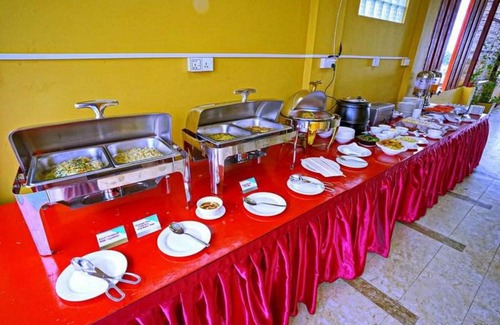 Mandalay Hotel | Budget-Friendly Hotel Aurora with Wheelchair Access & Breakfast