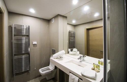 Buzau Hotel | Discover Hotel Avenue: Family-Friendly Stay with Spa & Dining