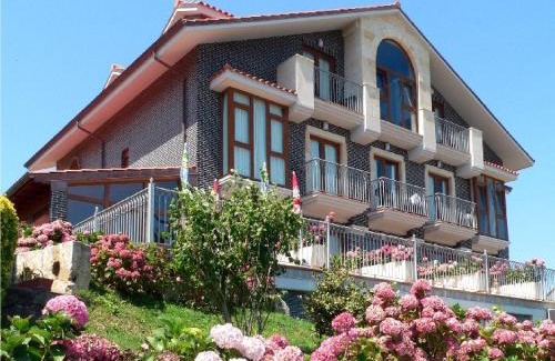San Vicente de la Barquera Hotel | Discover Hotel Azul de Galimar: Guest Favorite with Dining