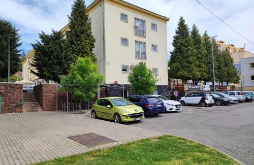 Komlo Hotel | Inviting Hotel Béke Sziget Komló: Pet-Friendly Getaway