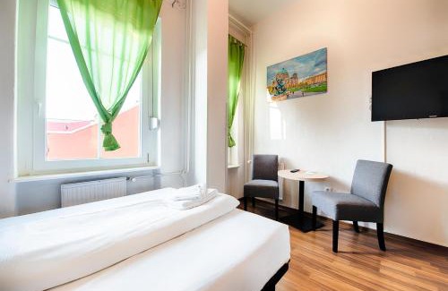 Kaulsdorf Hotel | Oceanfront Retreat at Hotel B1 with Pool & Pet-Friendly Stay
