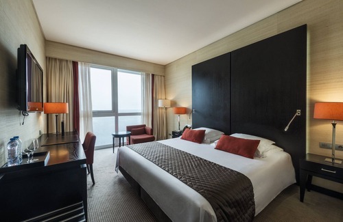 Luanda Hotel | Discover Hotel Baía: Relaxing Retreat with Pool & Spa