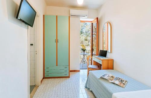 Casamicciola Terme Hotel | Relaxing Hotel Bagnitiello: Poolside Oceanfront Retreat